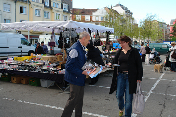 TRACTAGE POUR LA PRESIDENTIELLE 2012 DE FRAN�OIS BAYROU � STRASBOURG ET AUX ENVIRONS.